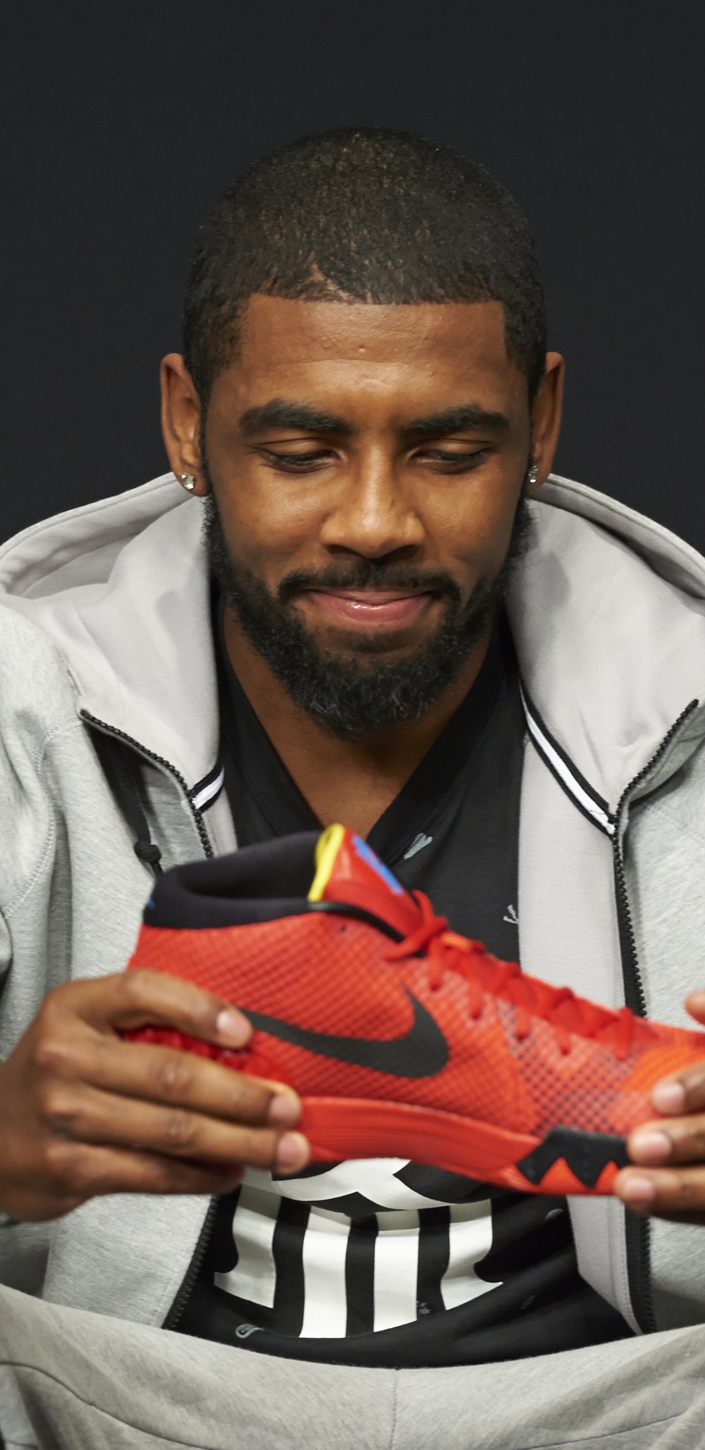 Mann im Grauen Hemd Mit Orangem Nike-Sportschuh. Wallpaper in 1440x2960 Resolution