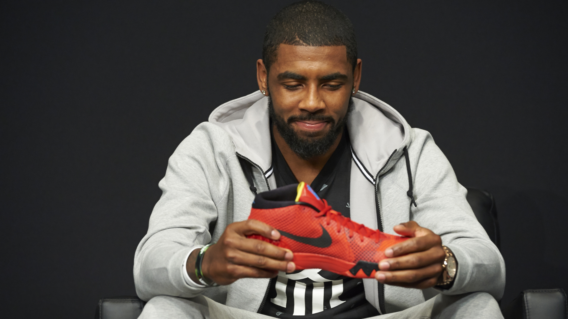 Homme en Chemise Grise Tenant Une Chaussure de Sport Nike Orange. Wallpaper in 1920x1080 Resolution