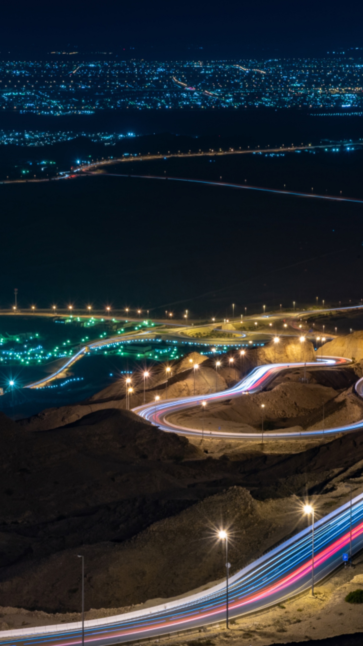 Vue Aérienne de la Ville Pendant la Nuit. Wallpaper in 1440x2560 Resolution