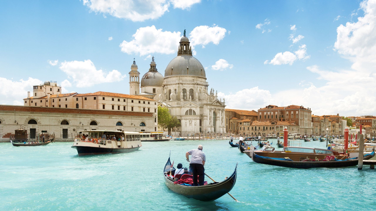 People Riding on Boat Near Brown Concrete Building During Daytime. Wallpaper in 1280x720 Resolution