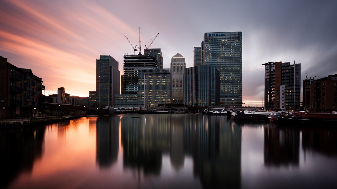 Horizon de la Ville à Travers le Plan D'eau Pendant la Journée. Wallpaper in 1280x720 Resolution