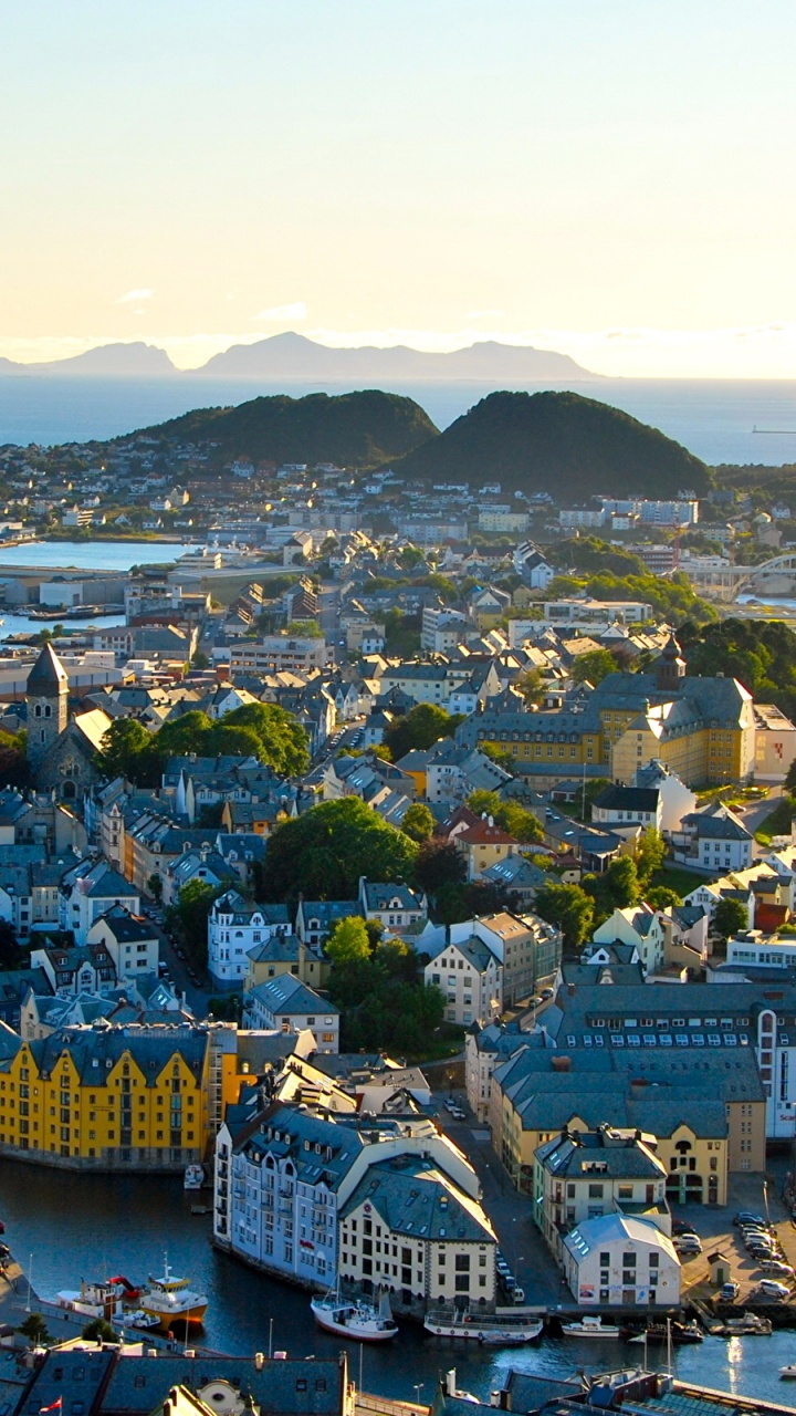 Vue Aérienne Des Bâtiments de la Ville Près du Plan D'eau Pendant la Journée. Wallpaper in 720x1280 Resolution