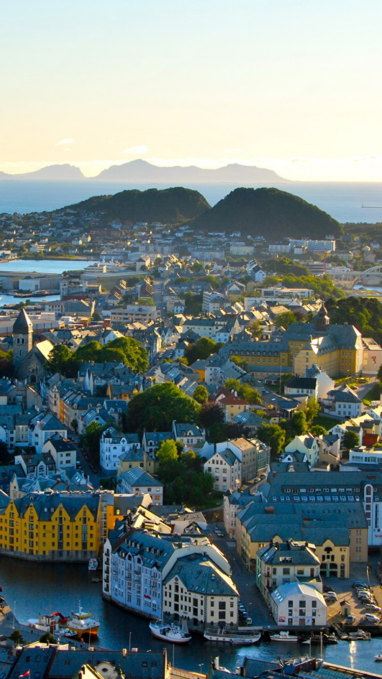 Vue Aérienne Des Bâtiments de la Ville Près du Plan D'eau Pendant la Journée. Wallpaper in 750x1334 Resolution