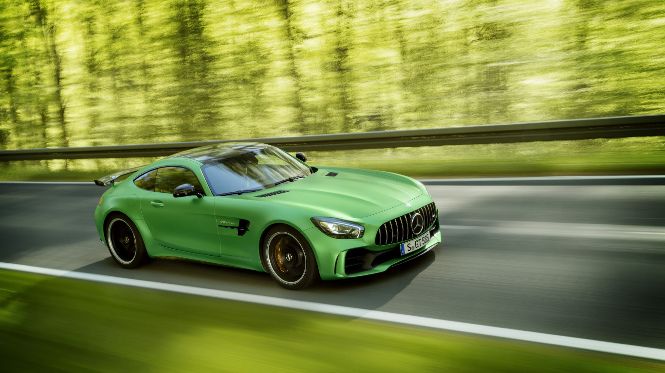 Mercedes Benz Coupe Verde en la Carretera Durante el Día. Wallpaper in 1366x768 Resolution