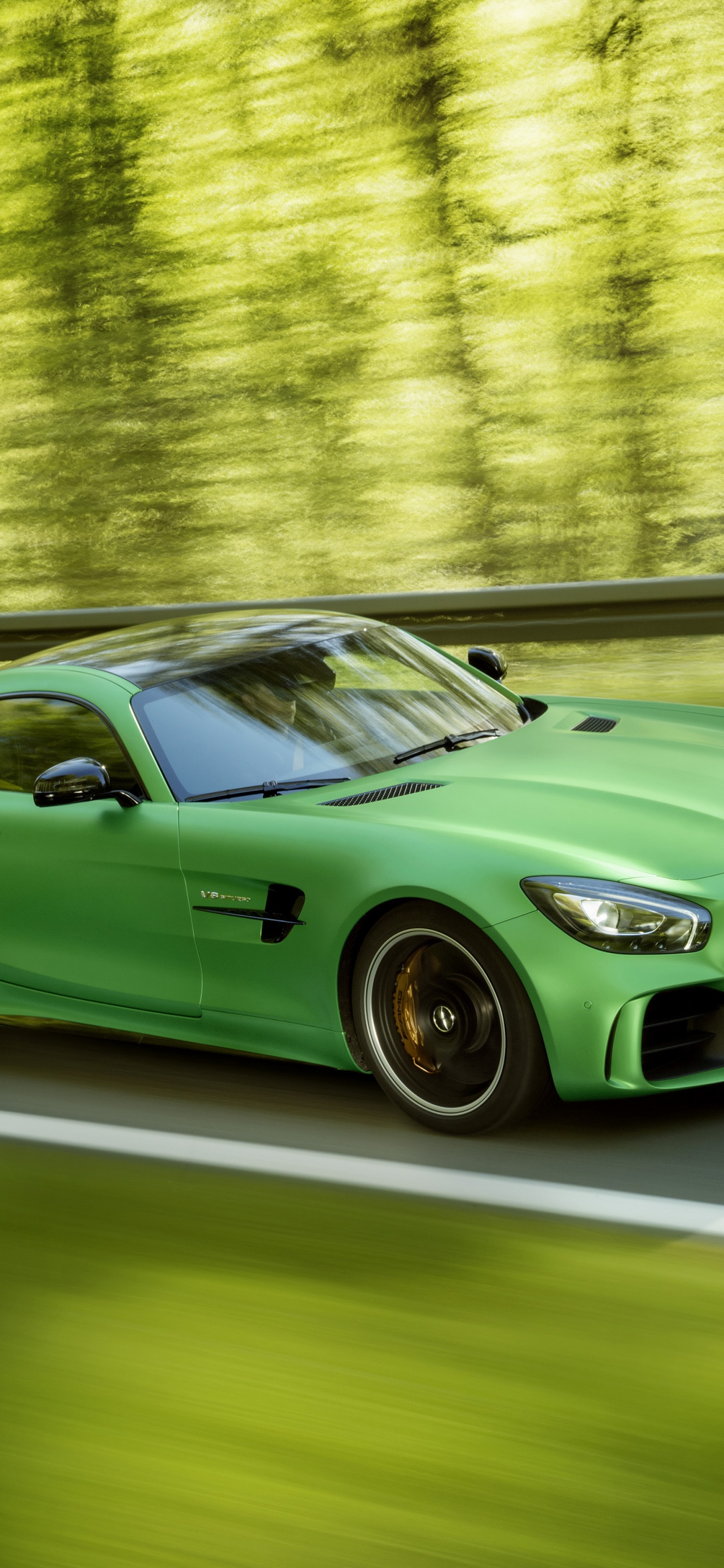 Mercedes Benz Coupé Vert Sur Route Pendant la Journée. Wallpaper in 1242x2688 Resolution