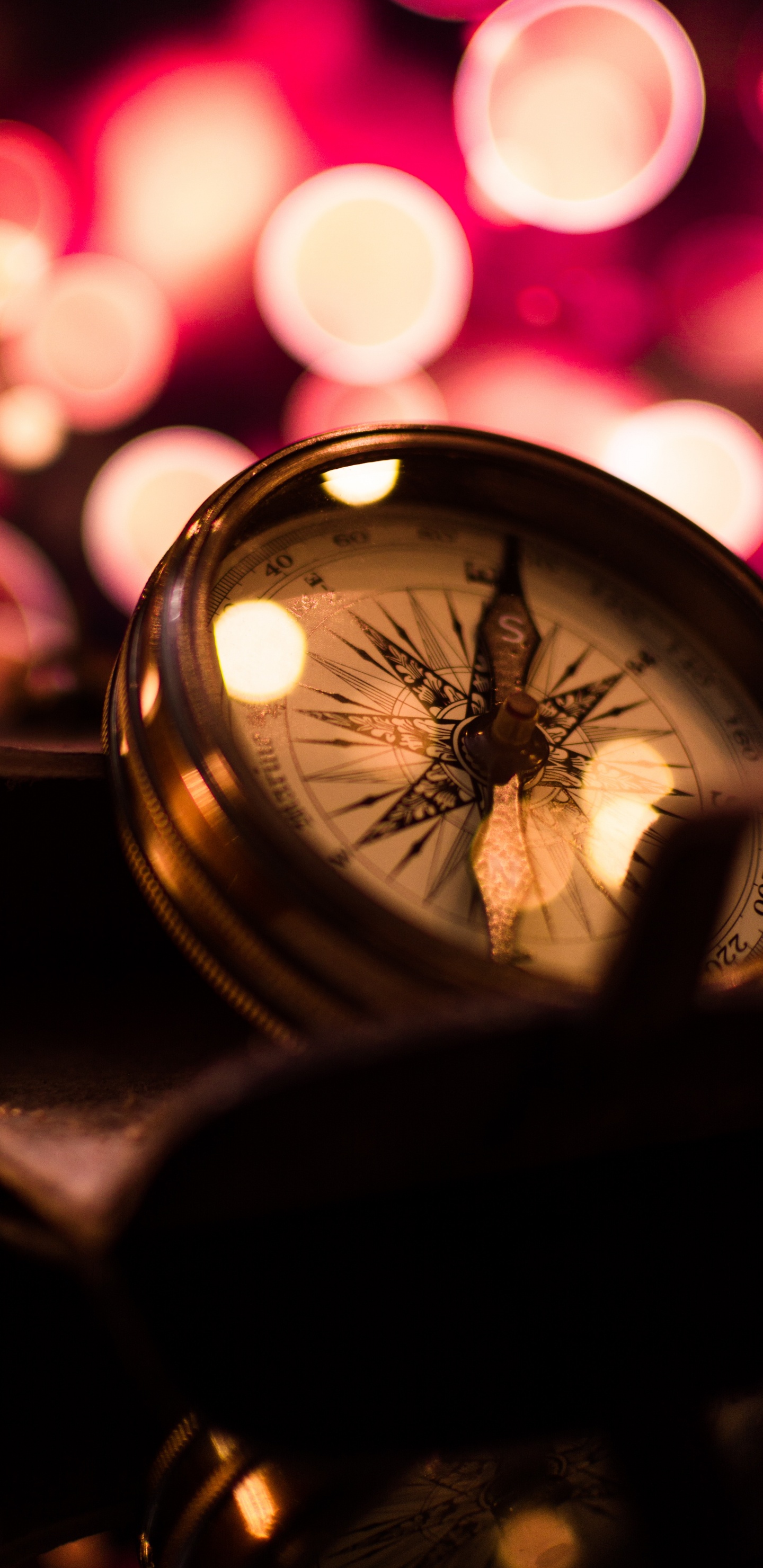 Schwarze Und Silberne Taschenuhr. Wallpaper in 1440x2960 Resolution