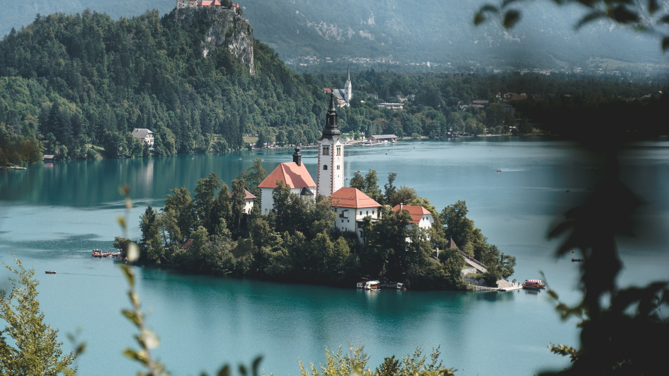 Cuerpo de Agua Cerca de la Montaña Durante el Día.. Wallpaper in 1366x768 Resolution