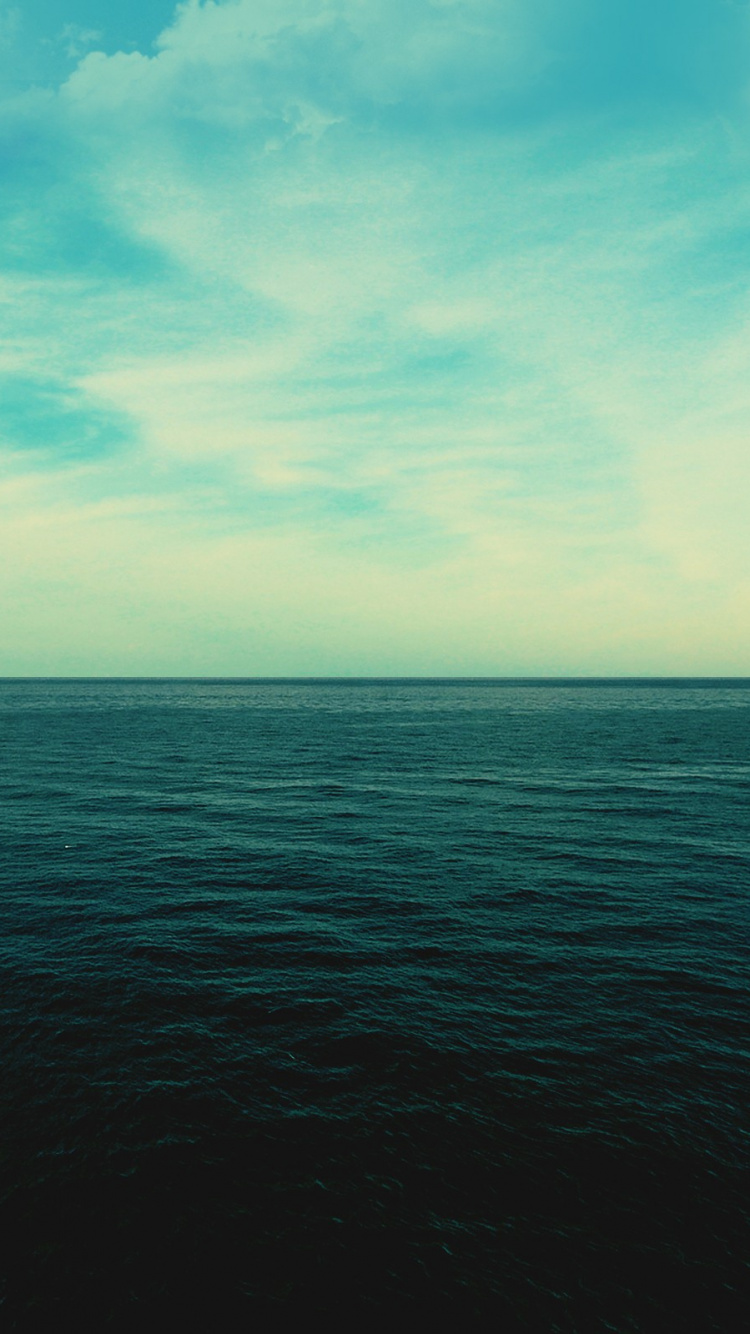 Océano Azul Bajo un Cielo Azul Durante el Día. Wallpaper in 750x1334 Resolution