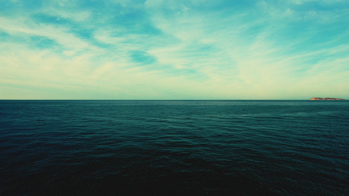 Blue Ocean Under Blue Sky During Daytime. Wallpaper in 1366x768 Resolution