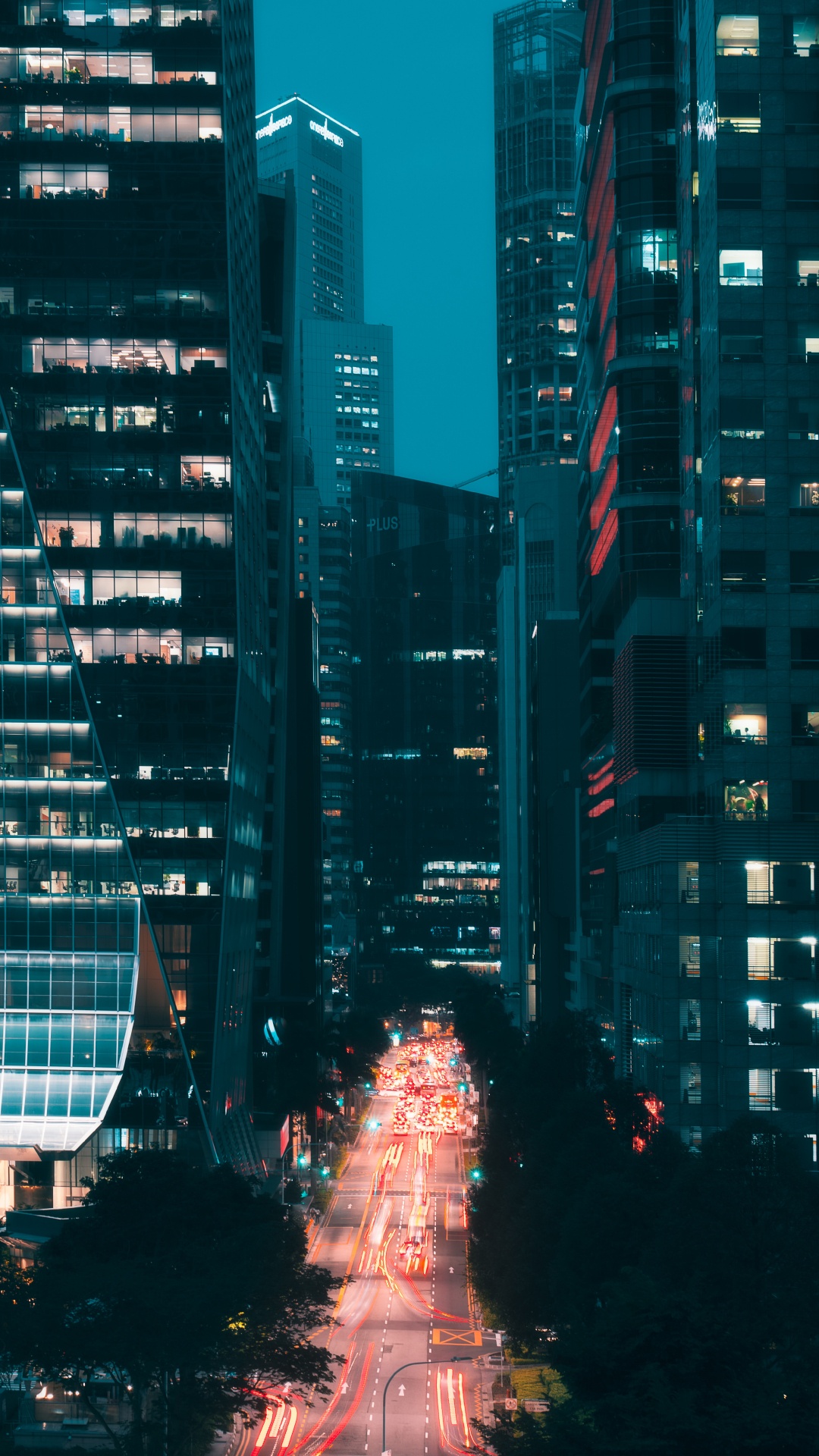 Leute, Die Nachts Auf Der Straße Gehen. Wallpaper in 1080x1920 Resolution