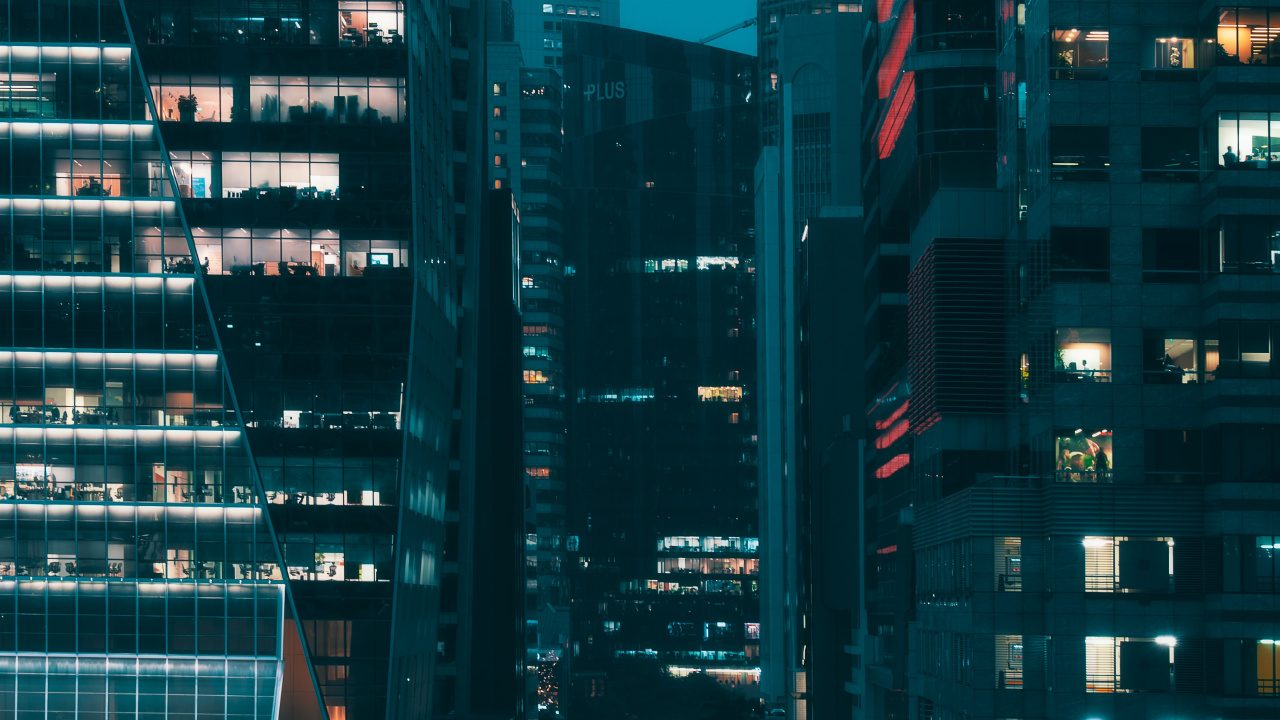 Leute, Die Nachts Auf Der Straße Gehen. Wallpaper in 1280x720 Resolution