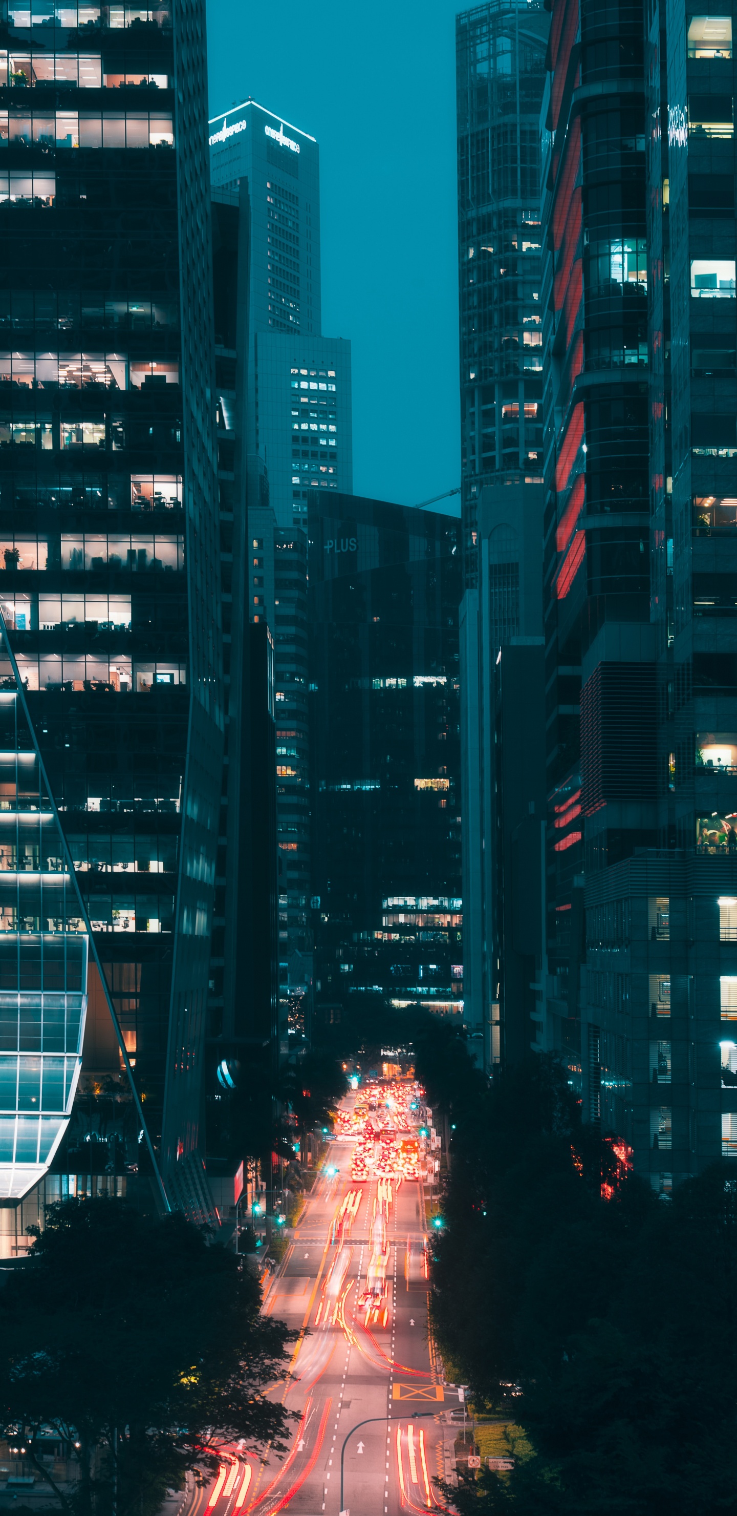 Leute, Die Nachts Auf Der Straße Gehen. Wallpaper in 1440x2960 Resolution