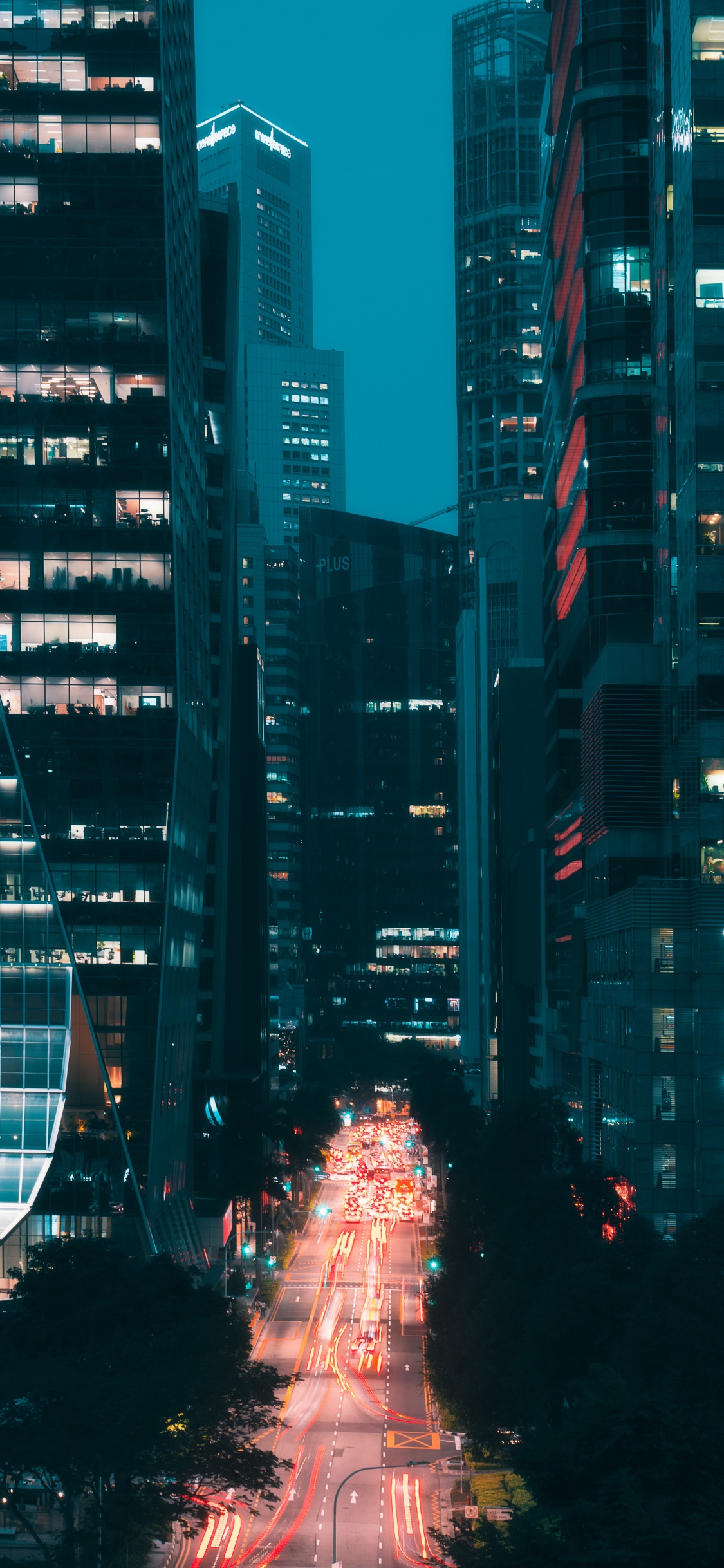 Gente Caminando en la Calle Durante la Noche. Wallpaper in 1125x2436 Resolution