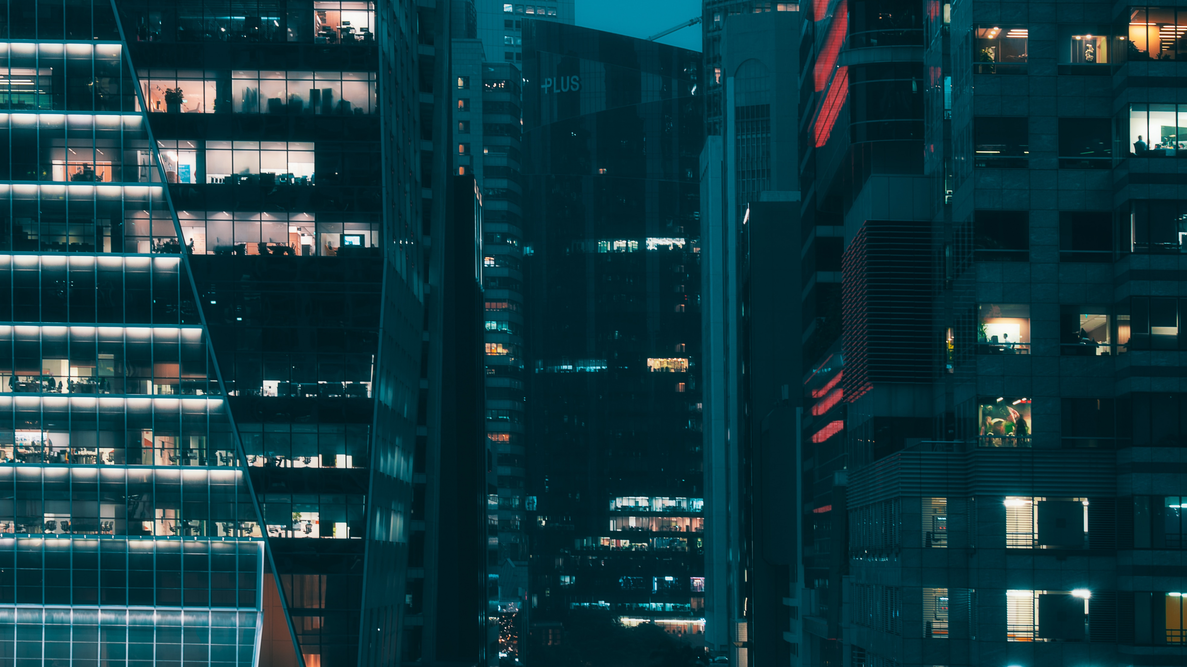 Gente Caminando en la Calle Durante la Noche. Wallpaper in 3840x2160 Resolution