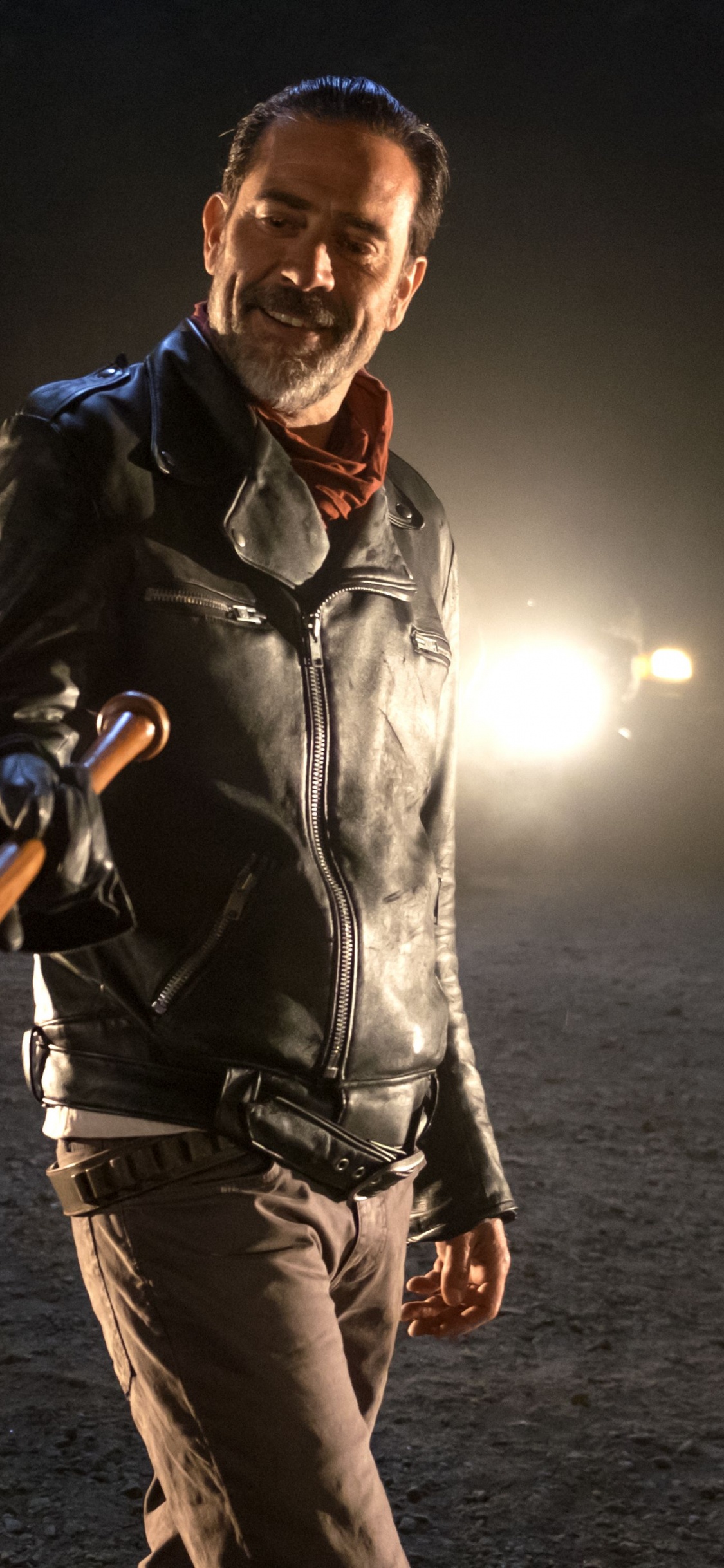 Homme en Blouson de Cuir Noir Tenant un Bâton de Marche Noir et Bleu. Wallpaper in 1125x2436 Resolution