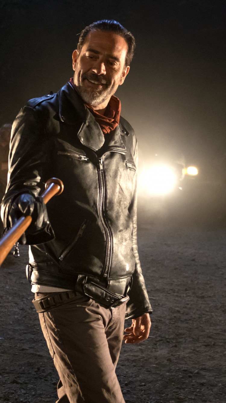 Homme en Blouson de Cuir Noir Tenant un Bâton de Marche Noir et Bleu. Wallpaper in 750x1334 Resolution