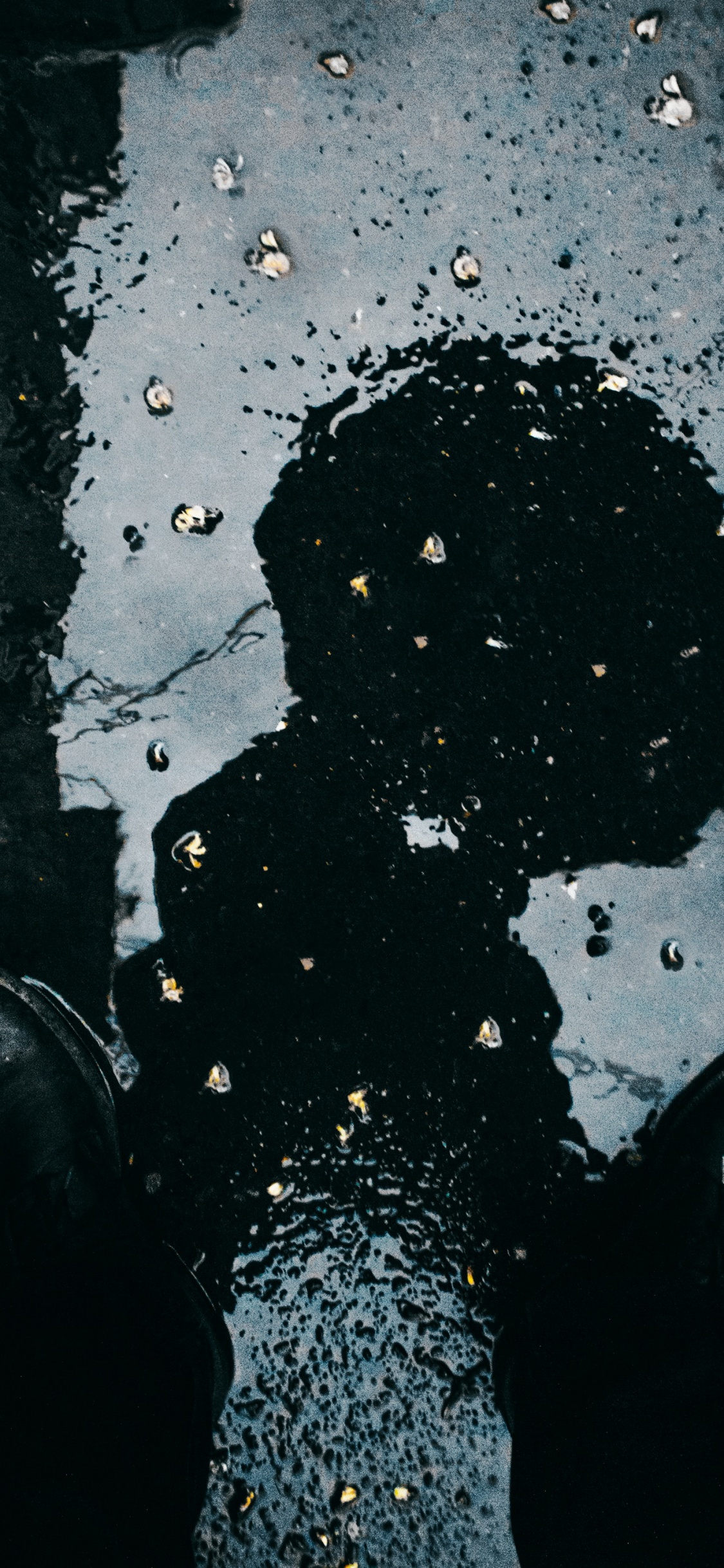 Persona Con Botas de Cuero Negro de Pie Sobre el Agua. Wallpaper in 1125x2436 Resolution