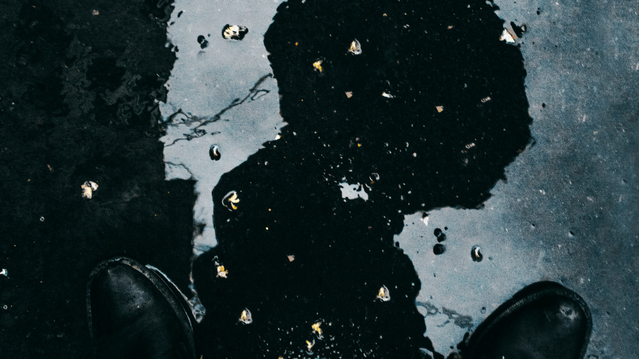 Personne en Bottes de Cuir Noir Debout Sur L'eau. Wallpaper in 1280x720 Resolution