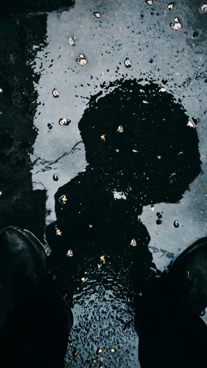 Personne en Bottes de Cuir Noir Debout Sur L'eau. Wallpaper in 720x1280 Resolution