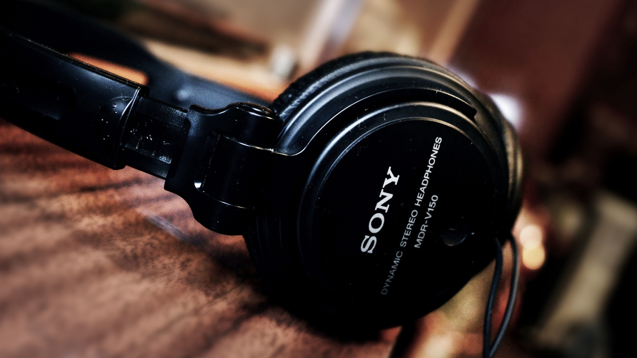 Casque Sony Noir Sur Table en Bois Marron. Wallpaper in 1280x720 Resolution