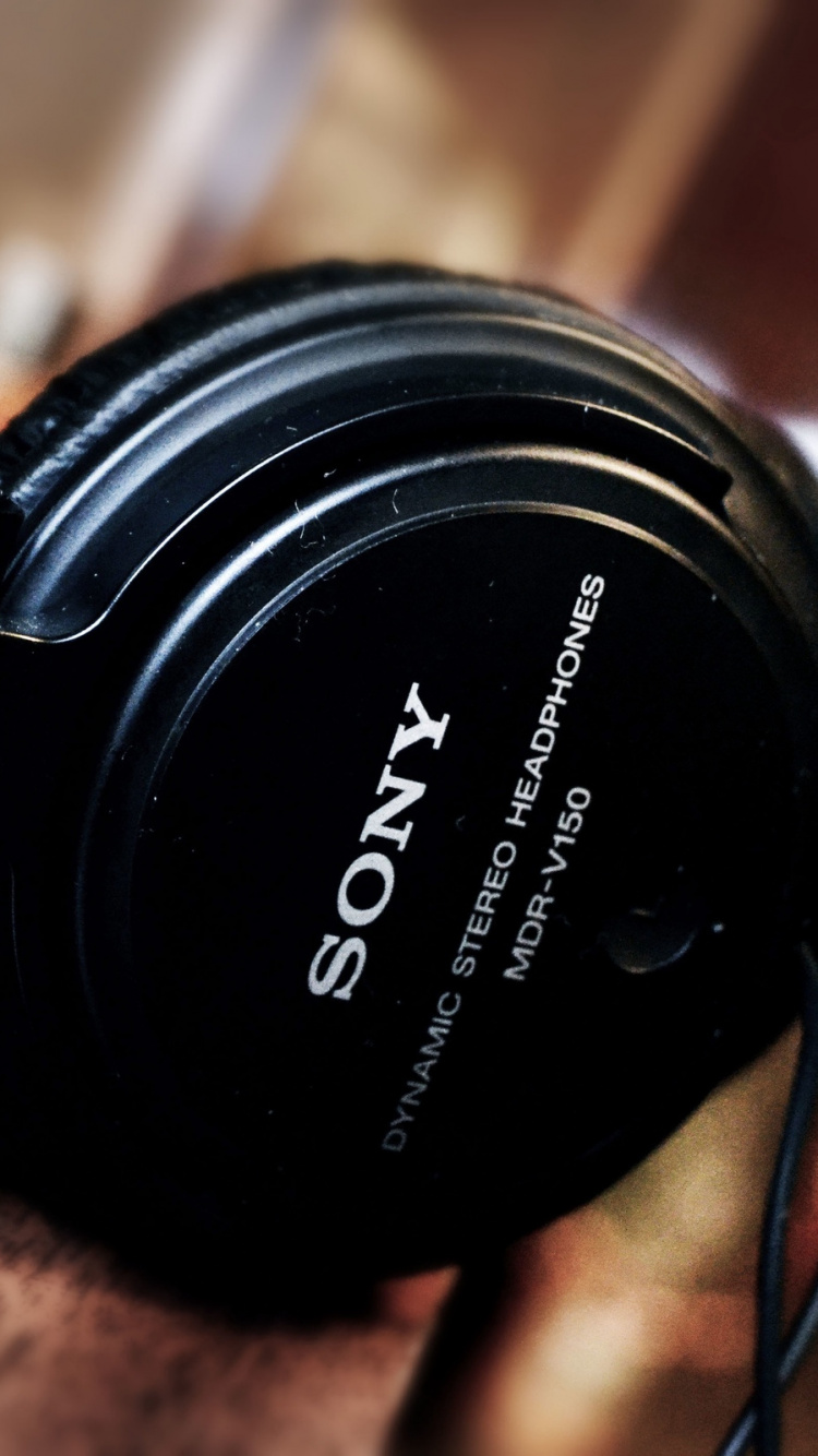 Casque Sony Noir Sur Table en Bois Marron. Wallpaper in 750x1334 Resolution