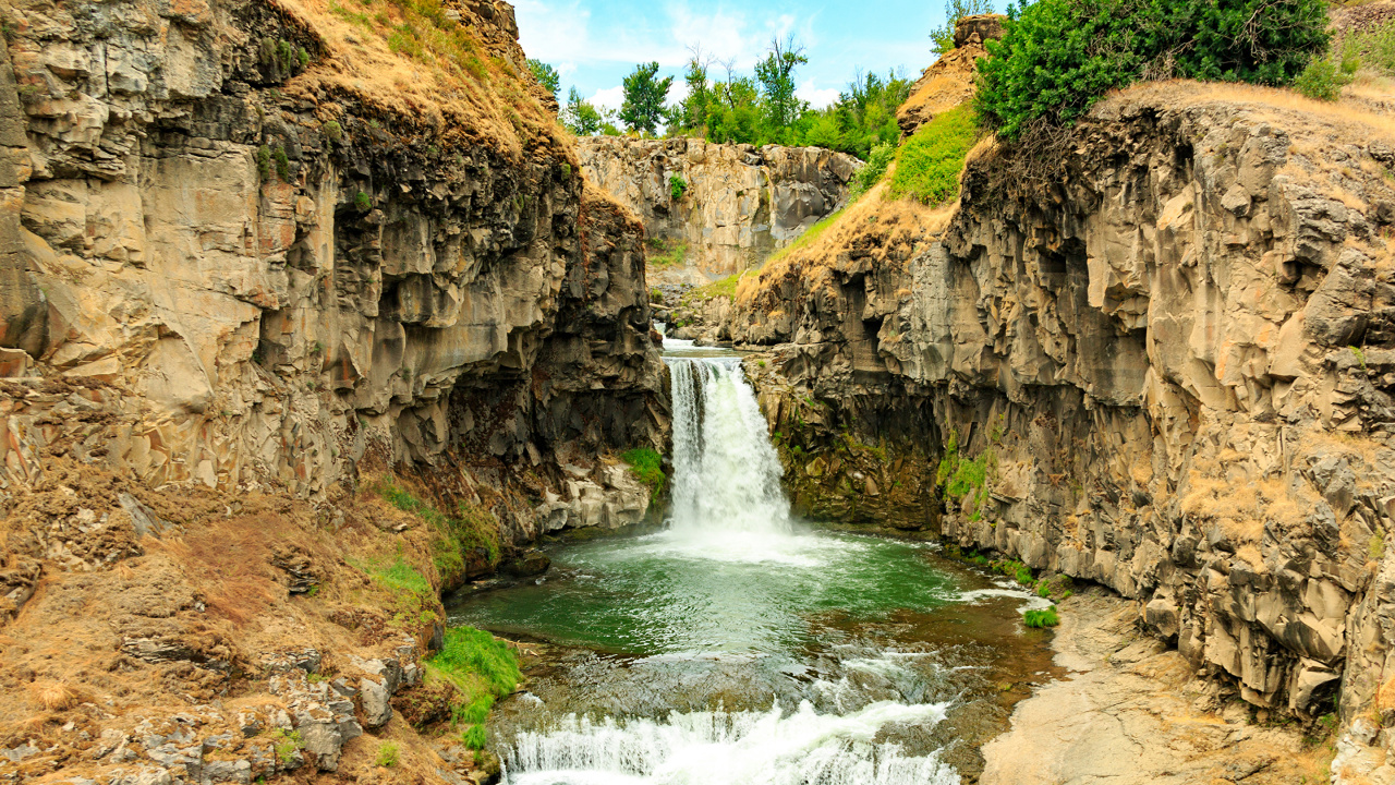 Waterfalls on Brown Rocky Mountain Under Blue Sky During Daytime. Wallpaper in 1280x720 Resolution