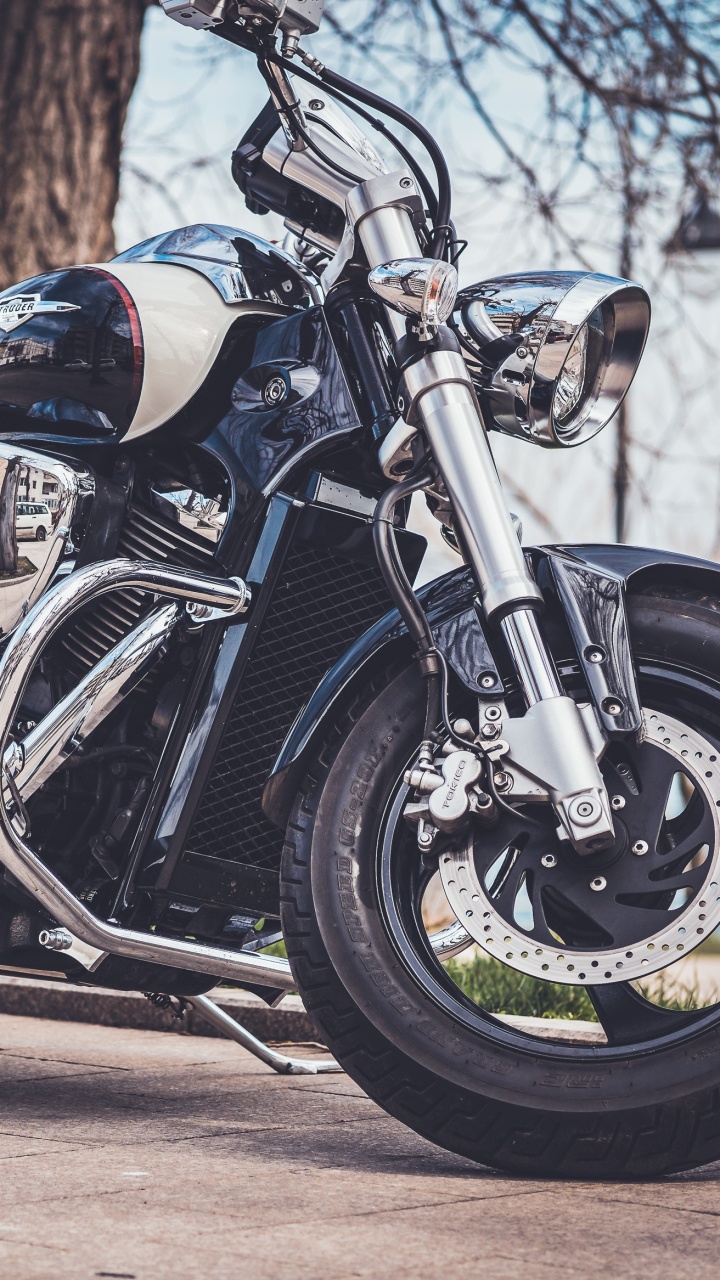 Bicicleta Deportiva Azul y Negra Estacionada en la Carretera de Hormigón Gris Durante el Día. Wallpaper in 720x1280 Resolution