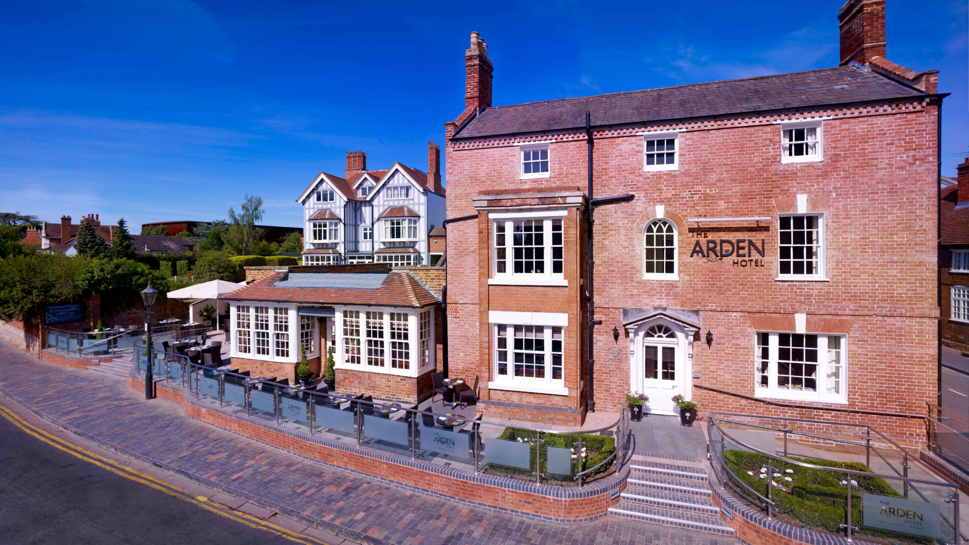La Gente Caminando en la Acera Cerca Del Edificio de Hormigón Marrón Durante el Día. Wallpaper in 1920x1080 Resolution