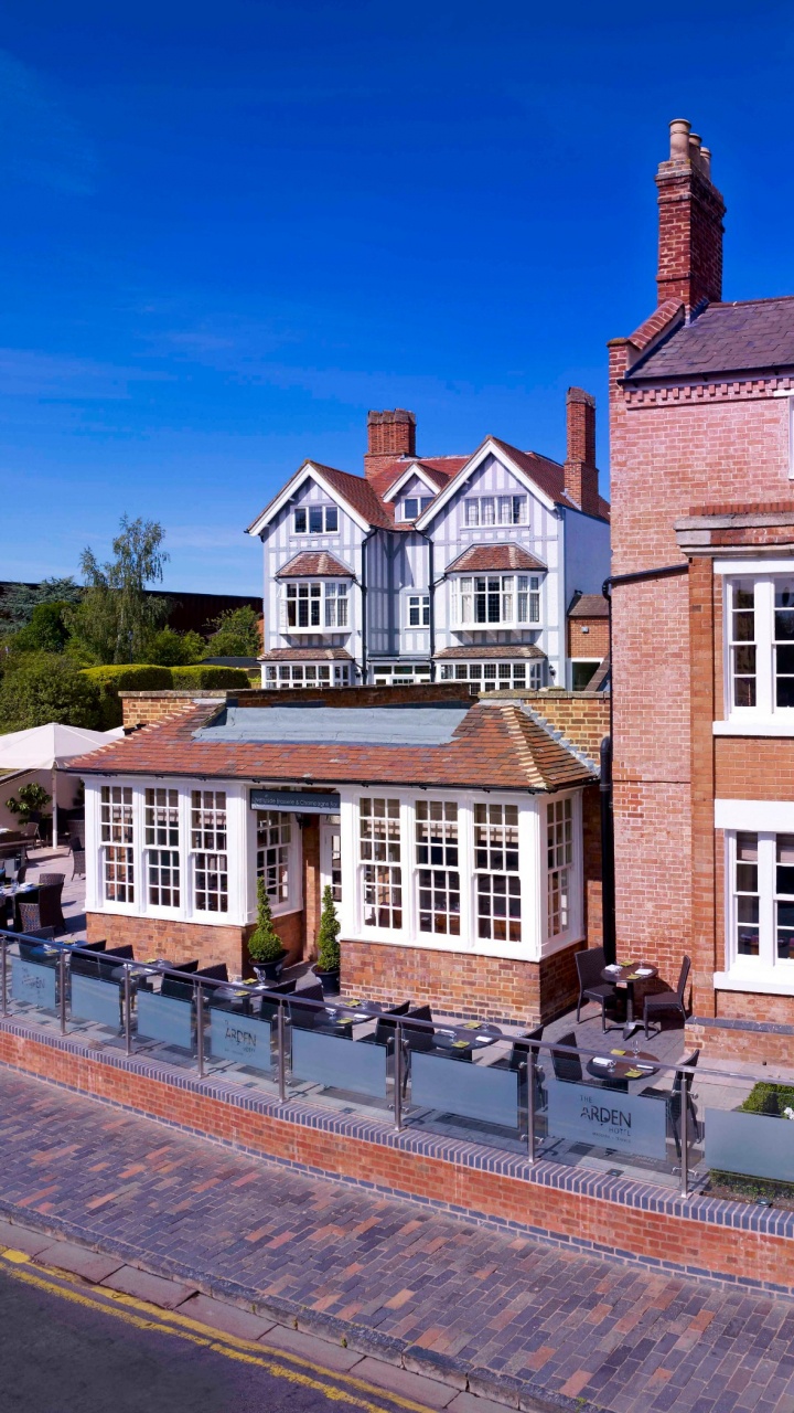 La Gente Caminando en la Acera Cerca Del Edificio de Hormigón Marrón Durante el Día. Wallpaper in 720x1280 Resolution