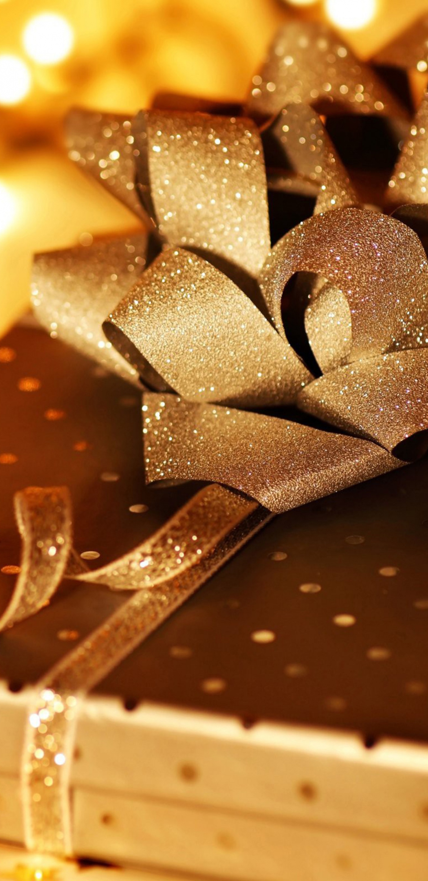 Cadeau, Ruban, Emballage Cadeau, Décoration de Noël, Métal. Wallpaper in 1440x2960 Resolution