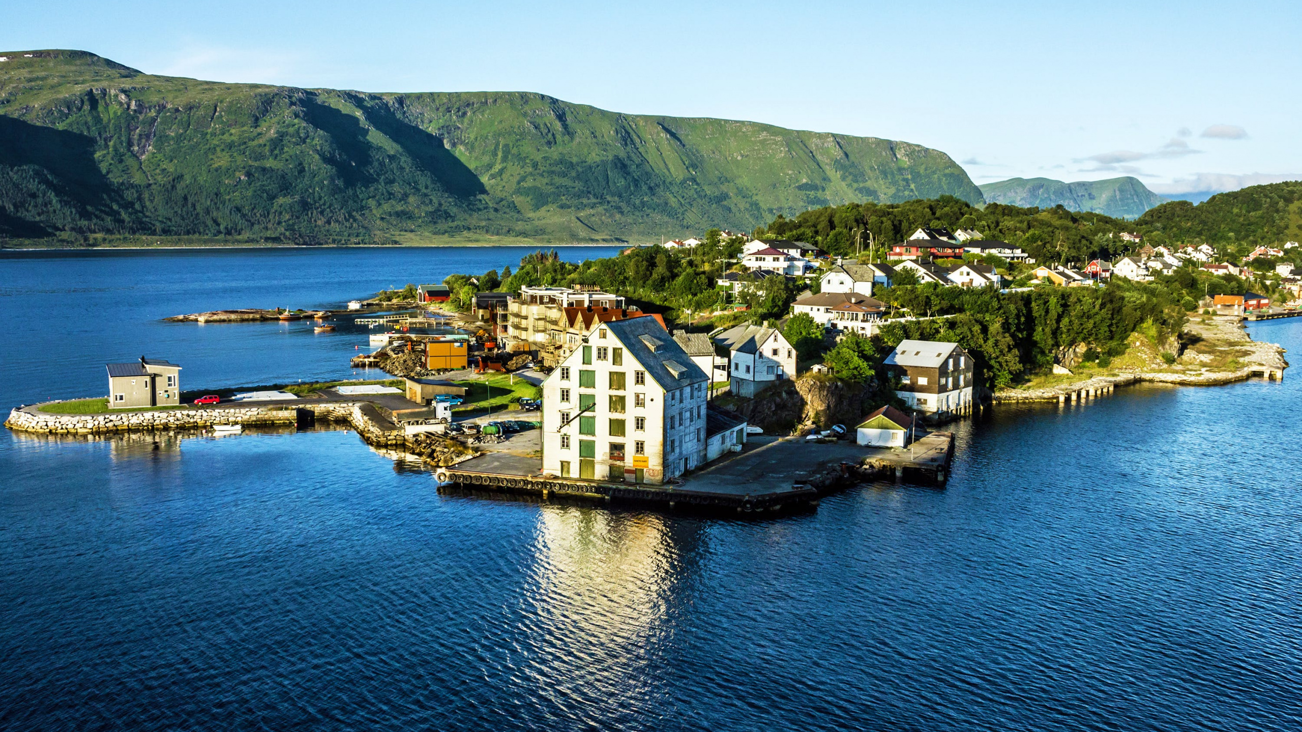 White and Brown Concrete Building on Island During Daytime. Wallpaper in 2560x1440 Resolution