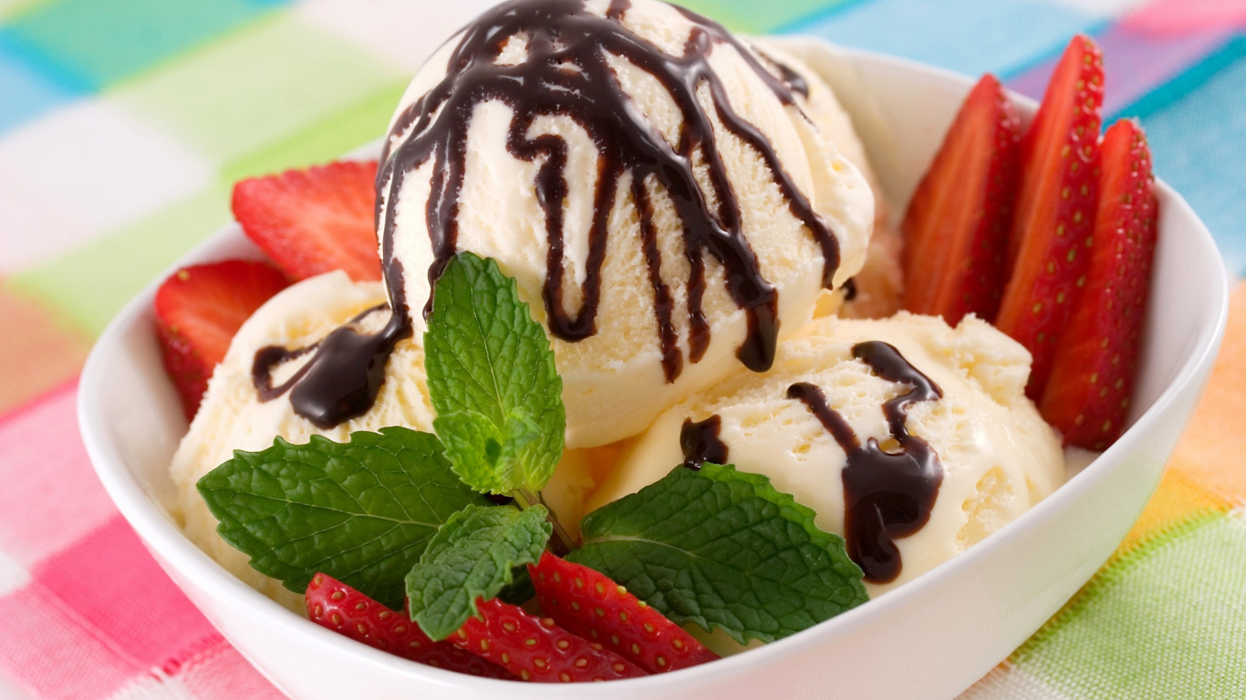 Eis Mit Erdbeere Auf Weißer Keramikschale. Wallpaper in 1366x768 Resolution