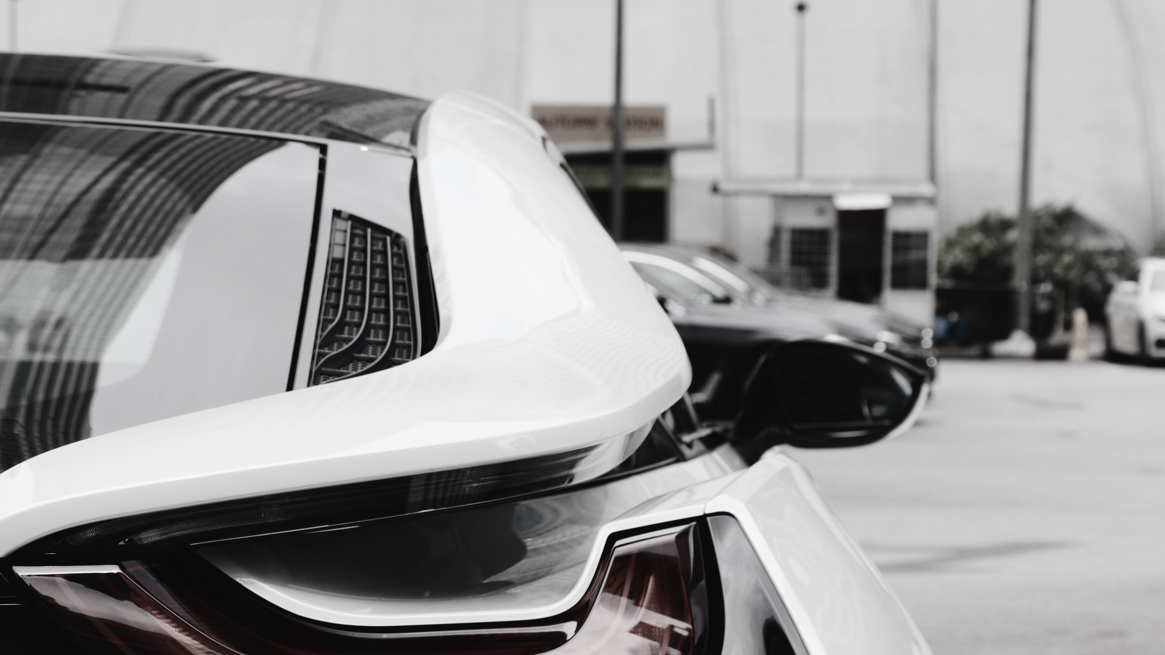 Coche Negro y Rojo en la Carretera Durante el Día.. Wallpaper in 3840x2160 Resolution