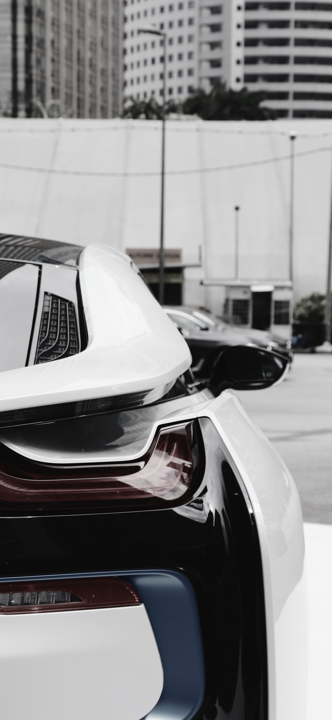 Voiture Noire et Rouge Sur la Route Pendant la Journée. Wallpaper in 1125x2436 Resolution