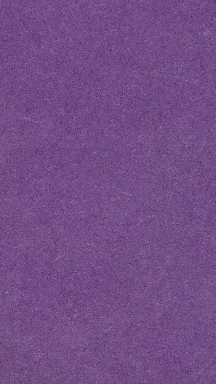 Textile Violet Sur Table en Bois Marron. Wallpaper in 750x1334 Resolution