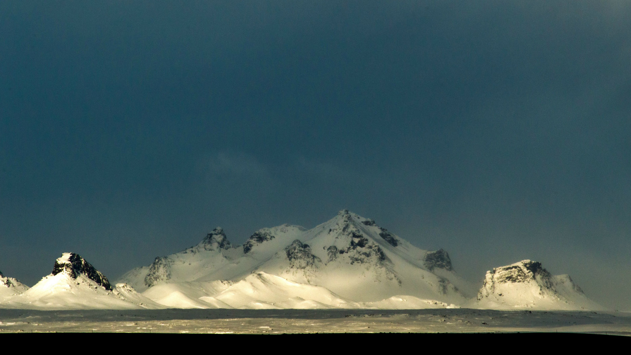 Montagne Couverte de Neige Sous Ciel Bleu Pendant la Journée. Wallpaper in 1280x720 Resolution