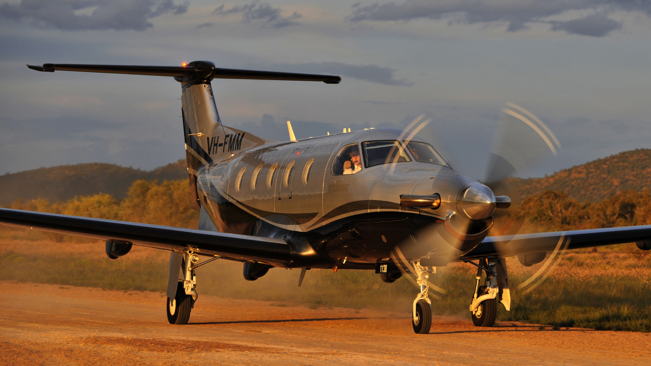 Gray and Blue Airplane on Brown Field Under White Clouds During Daytime. Wallpaper in 2560x1440 Resolution