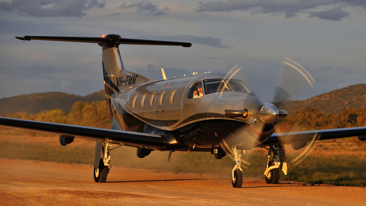 Graues Und Blaues Flugzeug Auf Braunem Feld Unter Weißen Wolken Tagsüber. Wallpaper in 1280x720 Resolution
