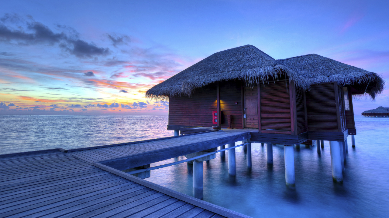 Maison en Bois Marron Sur le Quai de la Mer Pendant la Journée. Wallpaper in 1280x720 Resolution