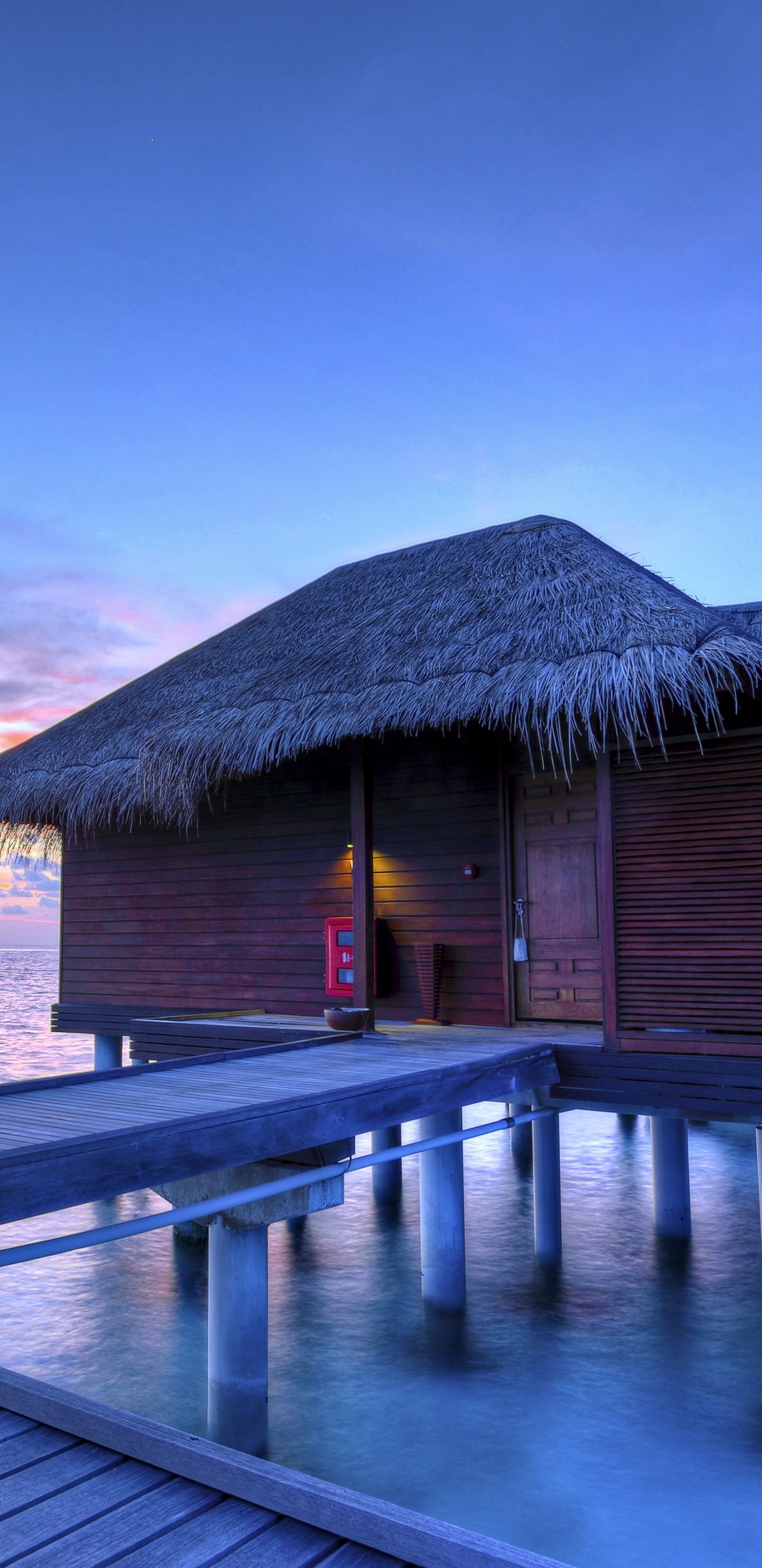 Maison en Bois Marron Sur le Quai de la Mer Pendant la Journée. Wallpaper in 1440x2960 Resolution