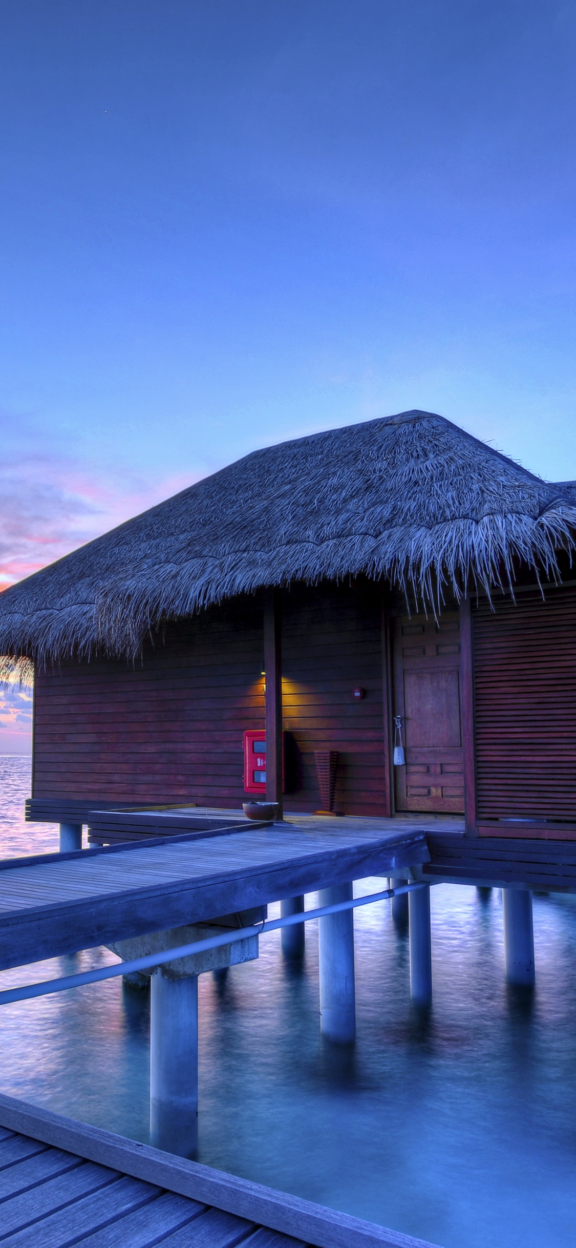 Casa de Madera Marrón en el Muelle Marítimo Durante el Día. Wallpaper in 1125x2436 Resolution