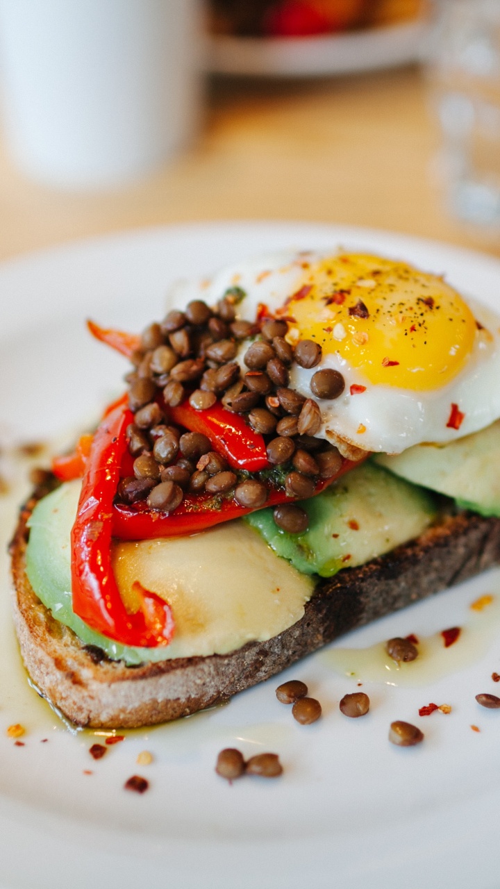 Tomaten- Und Gurkenscheiben Auf Weißem Keramikteller. Wallpaper in 720x1280 Resolution