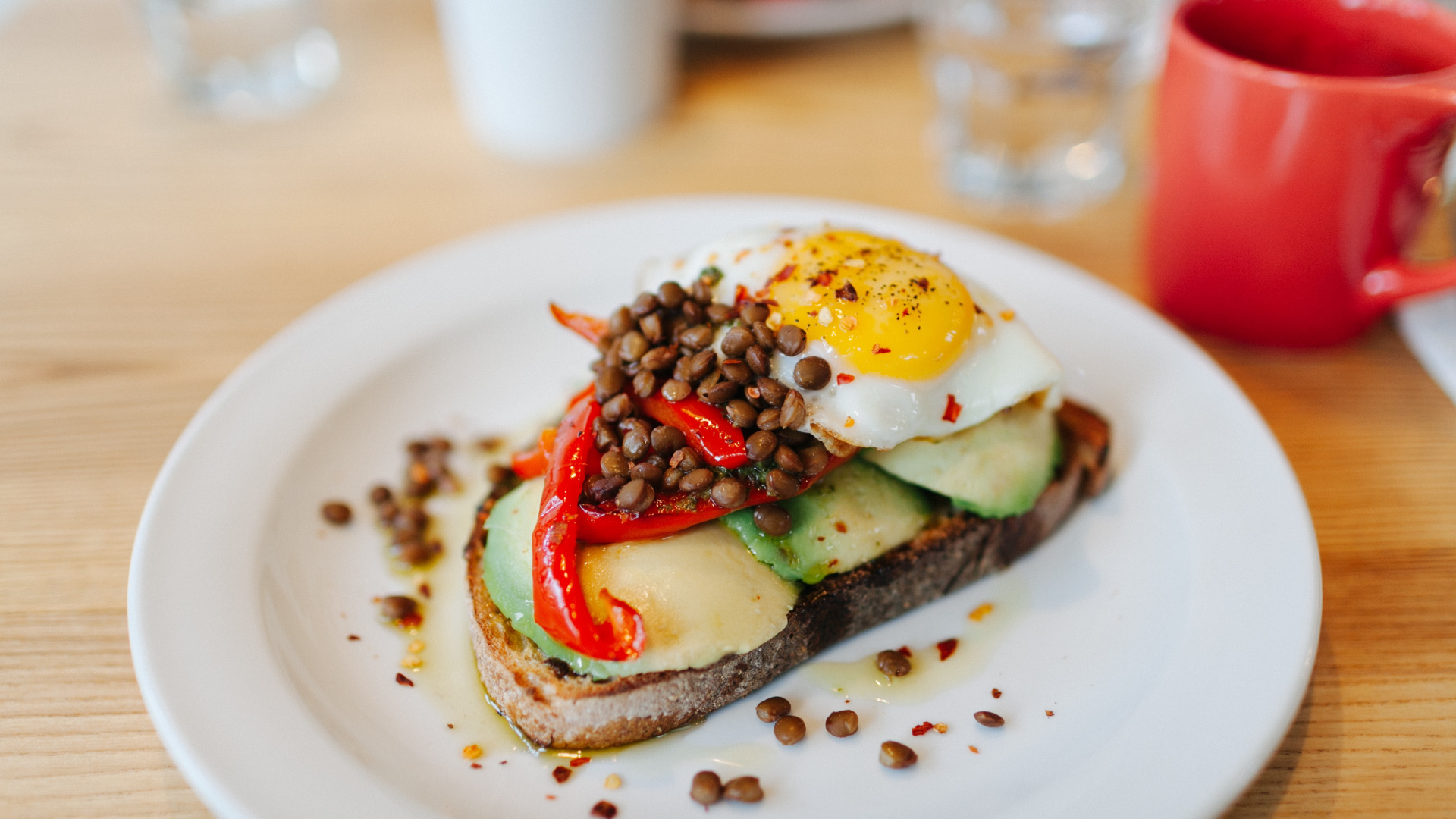 Tranches de Tomate et de Concombre Sur Une Plaque en Céramique Blanche. Wallpaper in 1920x1080 Resolution