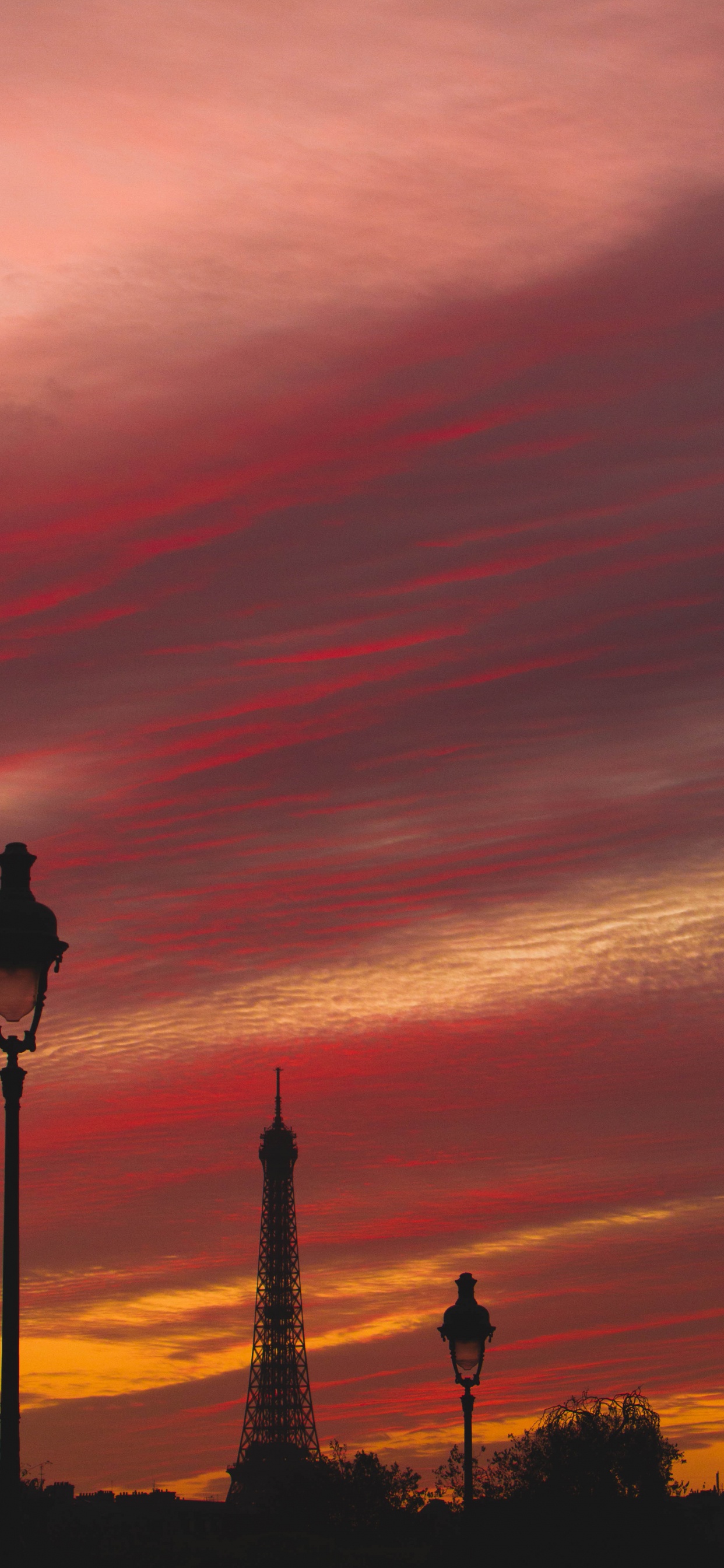 Silhouette Eines Mannes, Der Während Des Sonnenuntergangs Auf Dem Gebäude Steht. Wallpaper in 1242x2688 Resolution