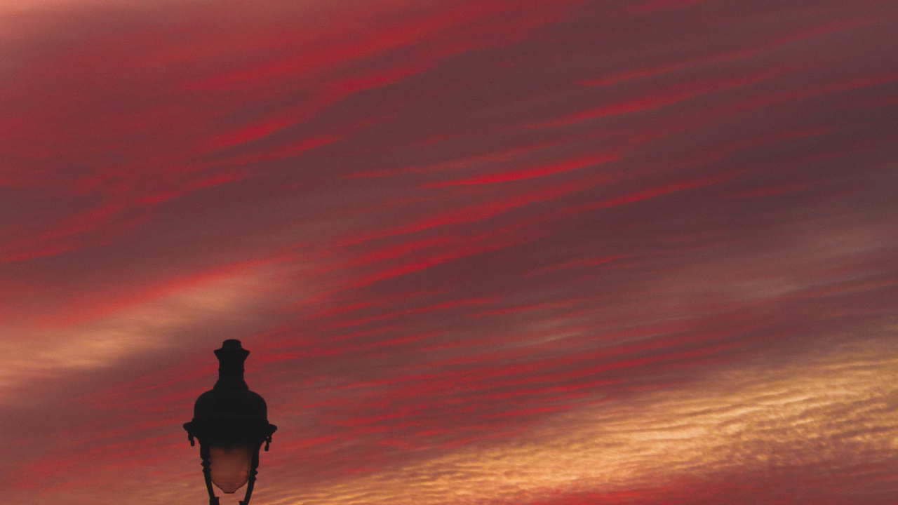 Silhouette Eines Mannes, Der Während Des Sonnenuntergangs Auf Dem Gebäude Steht. Wallpaper in 1280x720 Resolution