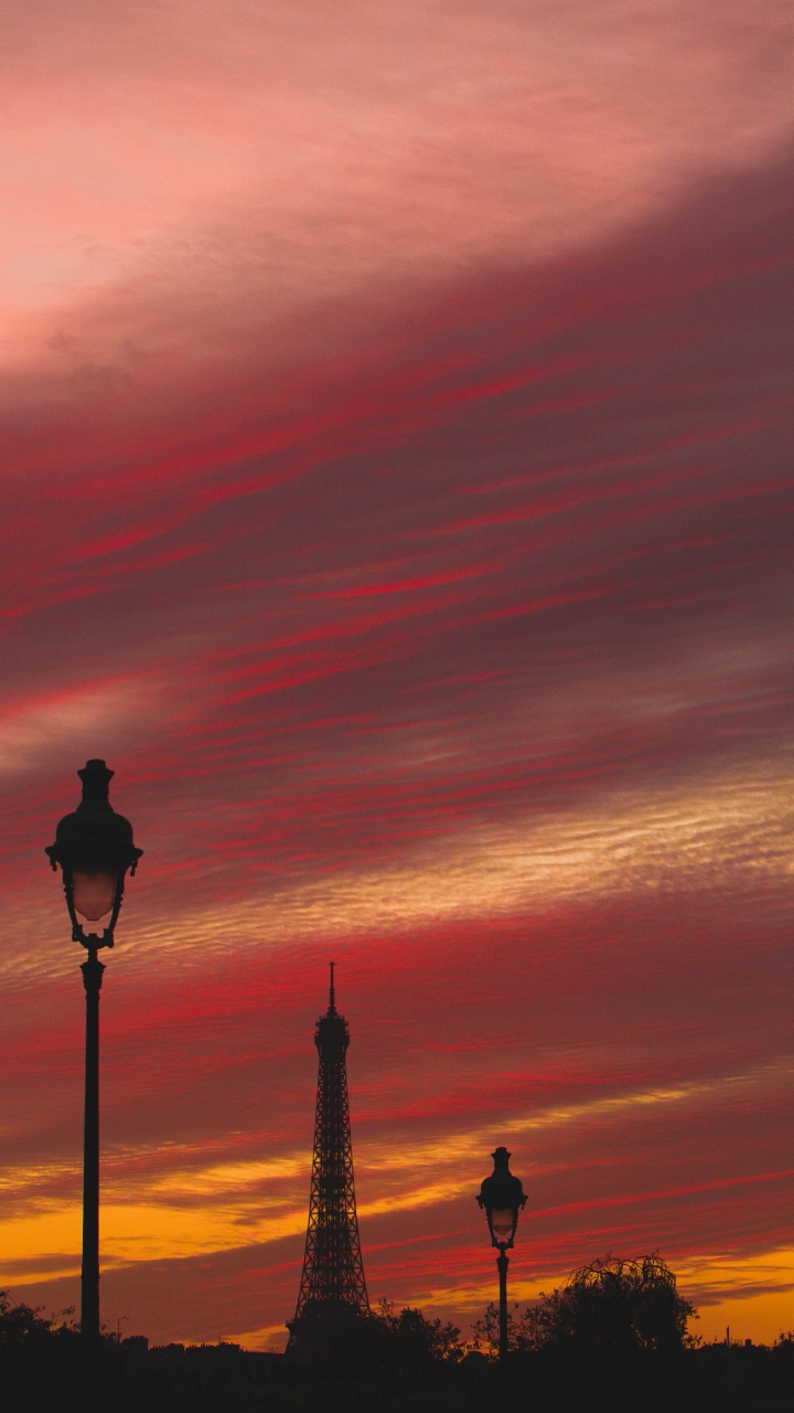 Silhouette Eines Mannes, Der Während Des Sonnenuntergangs Auf Dem Gebäude Steht. Wallpaper in 720x1280 Resolution