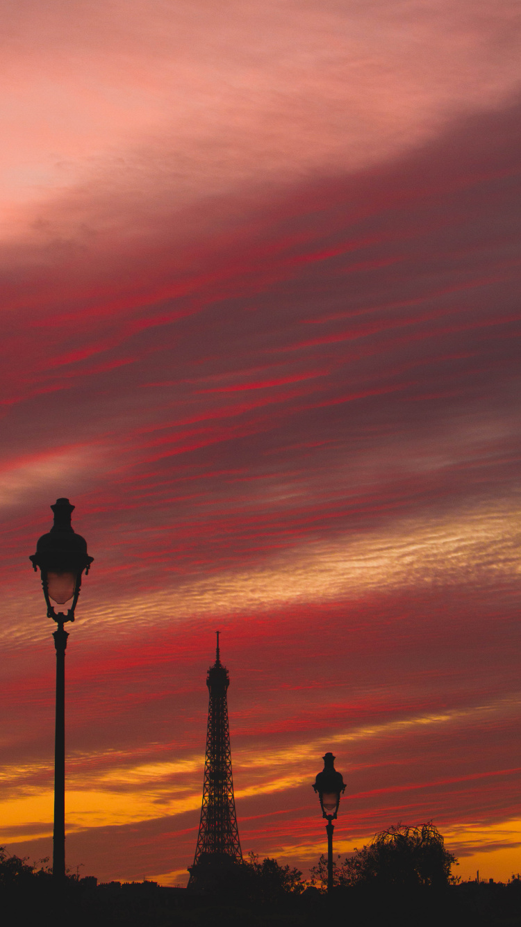 Silhouette Eines Mannes, Der Während Des Sonnenuntergangs Auf Dem Gebäude Steht. Wallpaper in 750x1334 Resolution