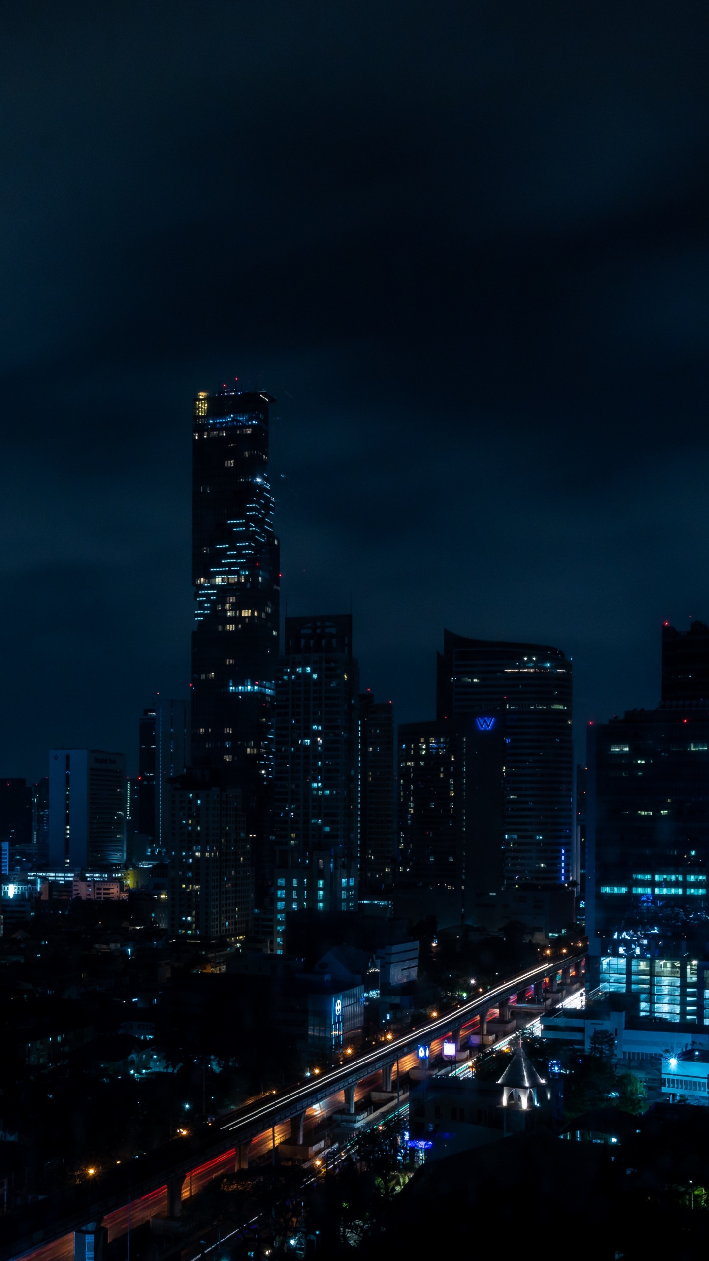 Skyline Der Stadt Bei Nacht Night. Wallpaper in 1440x2560 Resolution