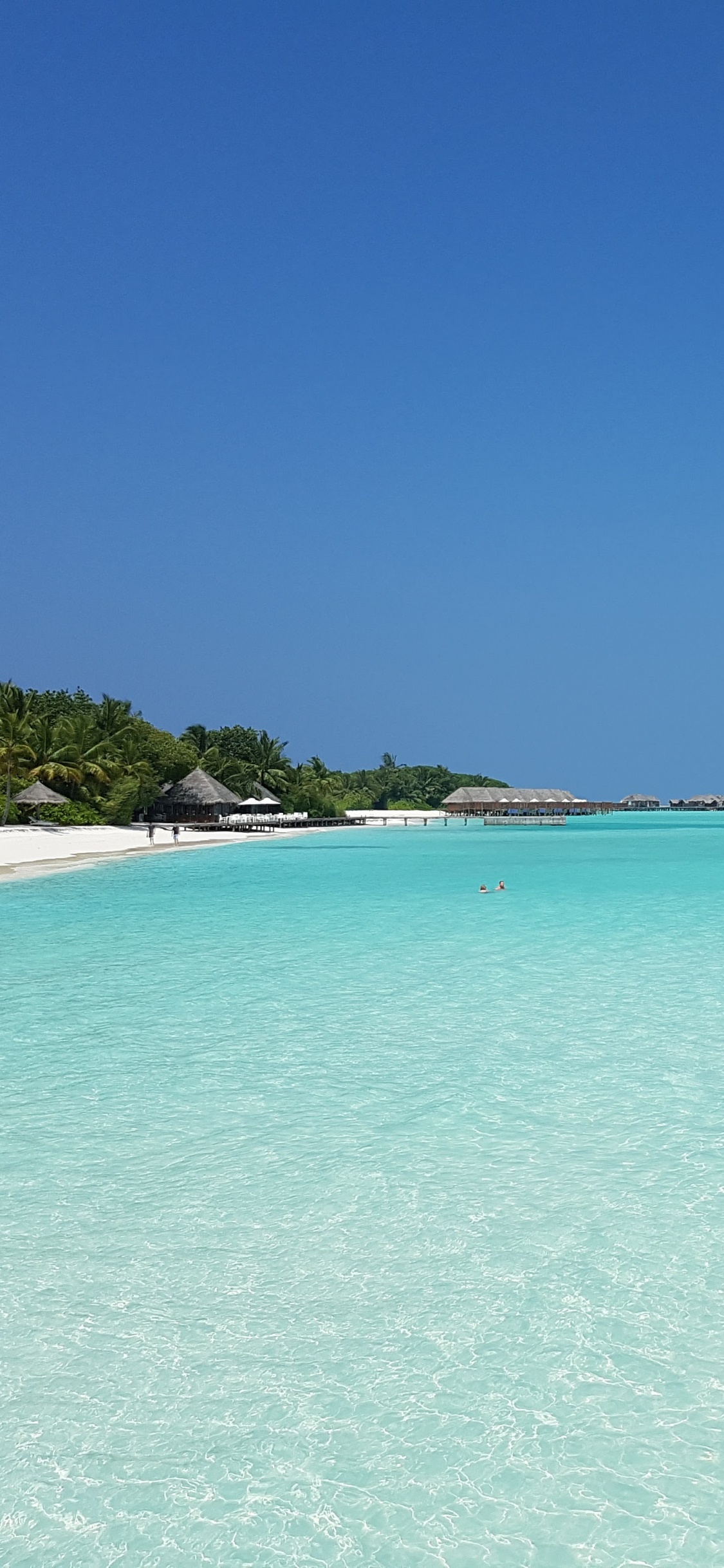 Blue Sea Under Blue Sky During Daytime. Wallpaper in 1125x2436 Resolution
