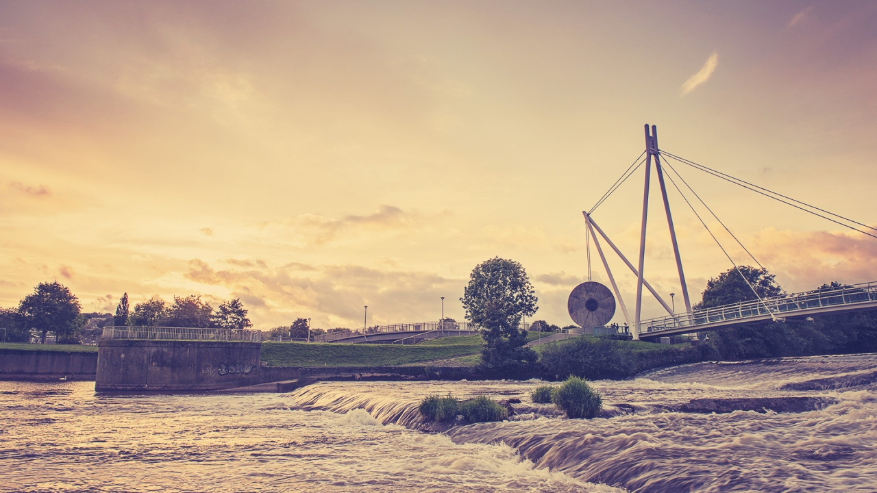 Torre de Acero Blanco en Campo Marrón Durante el Día. Wallpaper in 1280x720 Resolution